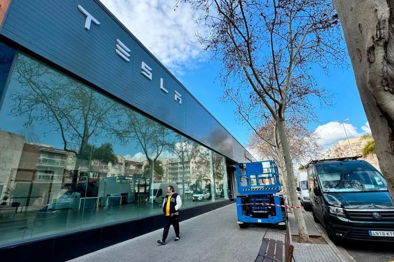 Фасад филиала Tesla на Avinguda de Salou в Реусе; снимок подписан редакцией как изображение магазина Tesla в Реусе.