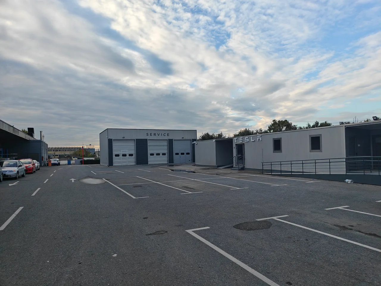 Фасад Tesla Service Thessaloniki по адресу Stadiou 4 с вывесками SERVICE и TESLA. Снимок ноября 2025 года.