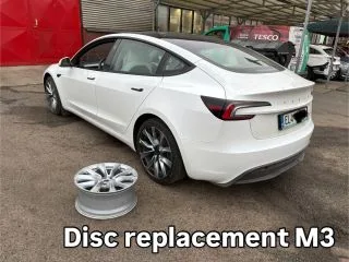 Tesla Model 3 во время обслуживания в Tesla Servis Praha.