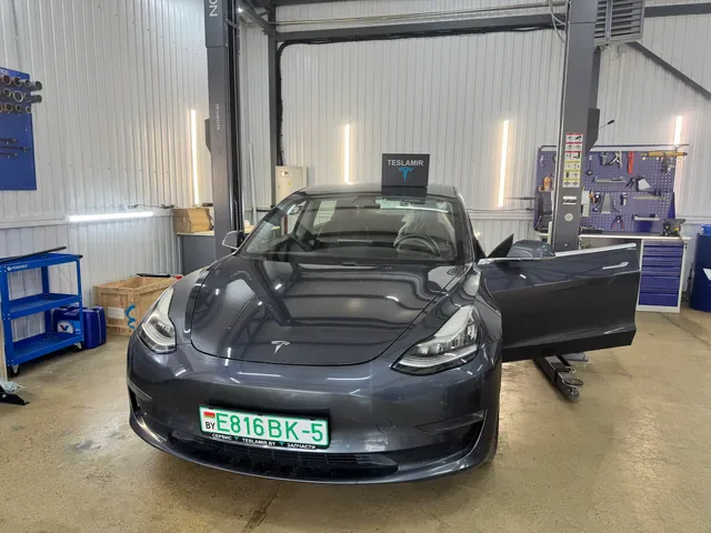 Tesla Model 3 внутри мастерской Teslamir в Минске.