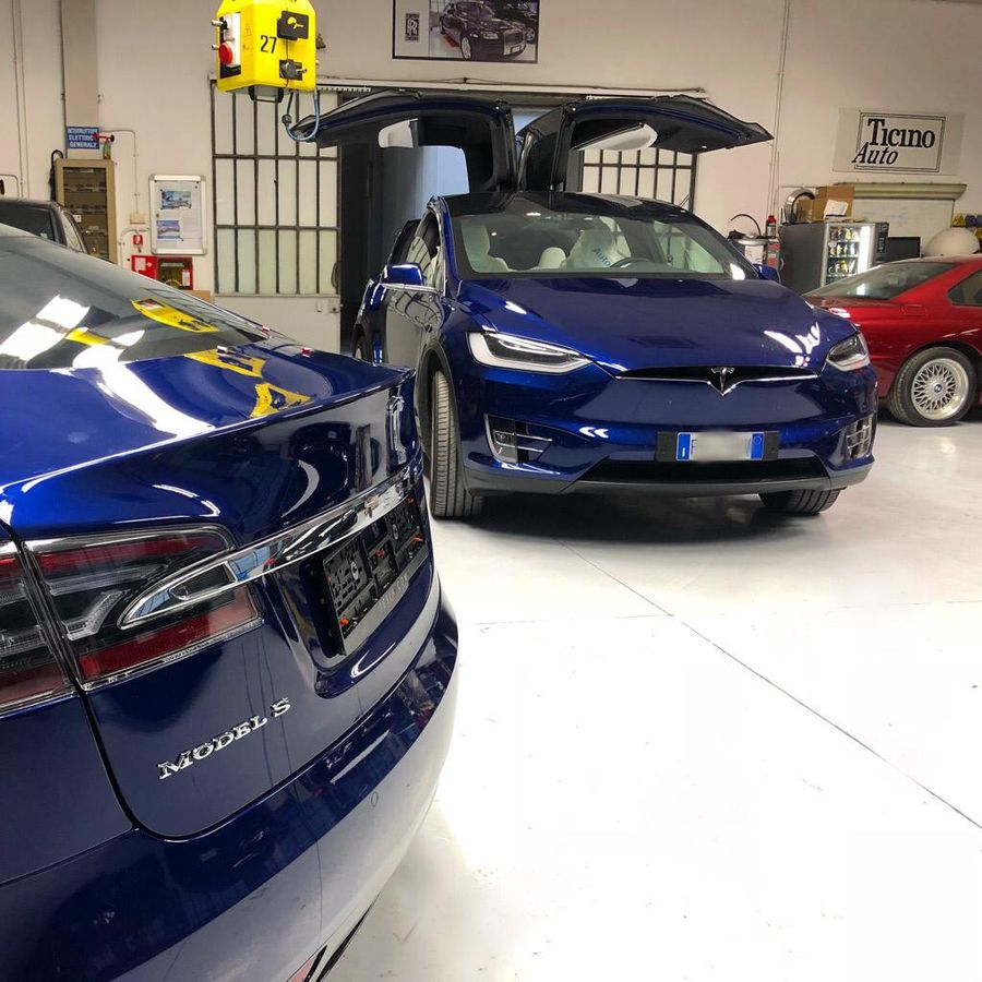 Tesla Model S и Model X в кузовном цехе Ticino Auto в Милане.