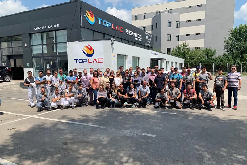 Фасад кузовной мастерской Top Lac Service Cotroceni и сотрудники.