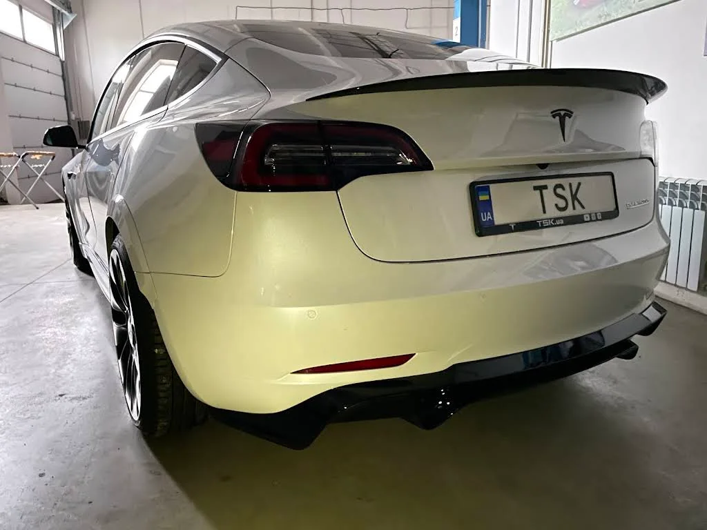 Tesla с номерным знаком TSK внутри ремонтной мастерской TSK.UA в Гостомеле; архивное фото 2022 года.