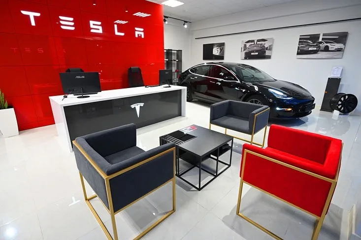 Помещение TSY с автомобилем Tesla в Ереване.