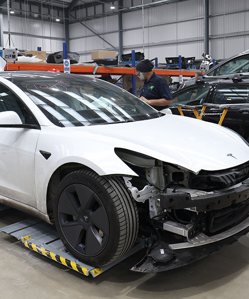 Ремонт Tesla в кузовном цехе Veetec Enfield.