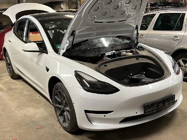 Tesla Model 3 в кузовном цехе Veģu Auto в Риге.