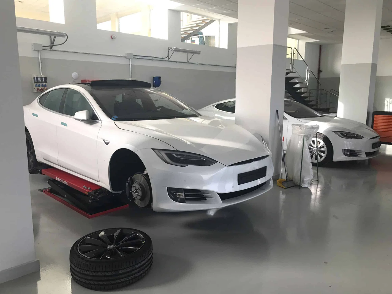 Tesla Model S на подъёмнике в рабочем боксе кузовного центра VUSA