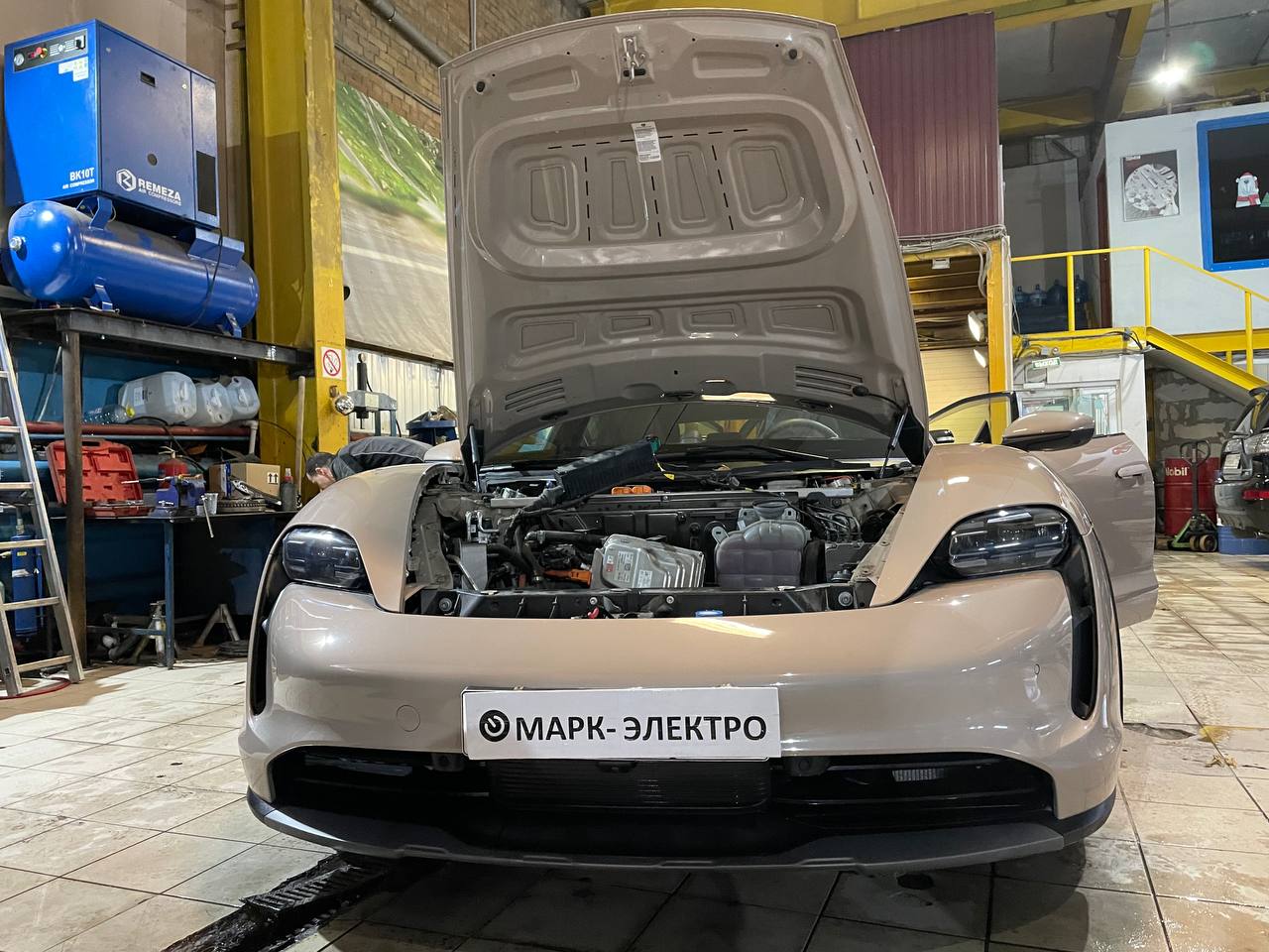 Автомобиль с открытым передним отсеком в ремзоне «Марк-Электро».