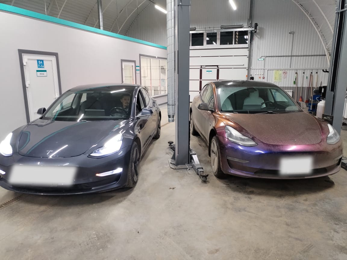 Два Tesla в сервисном боксе Evolution Wings в Казани.