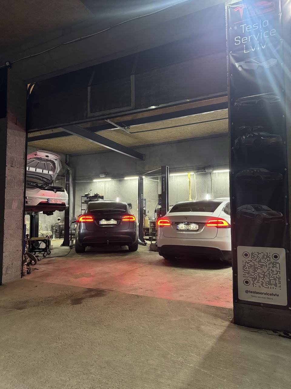Автомобілі Tesla у ремонтному боксі Tesla Service Lviv, вид з боку в’їзду.