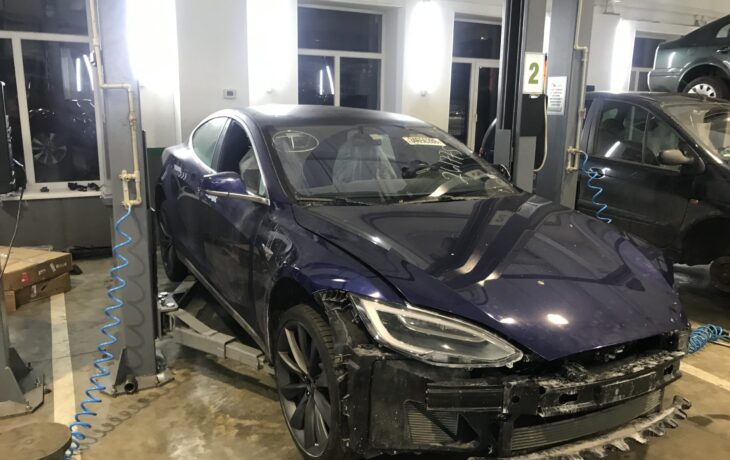 У майстерні Elcars у Харкові ремонтують Tesla: передній бампер автомобіля знято.
