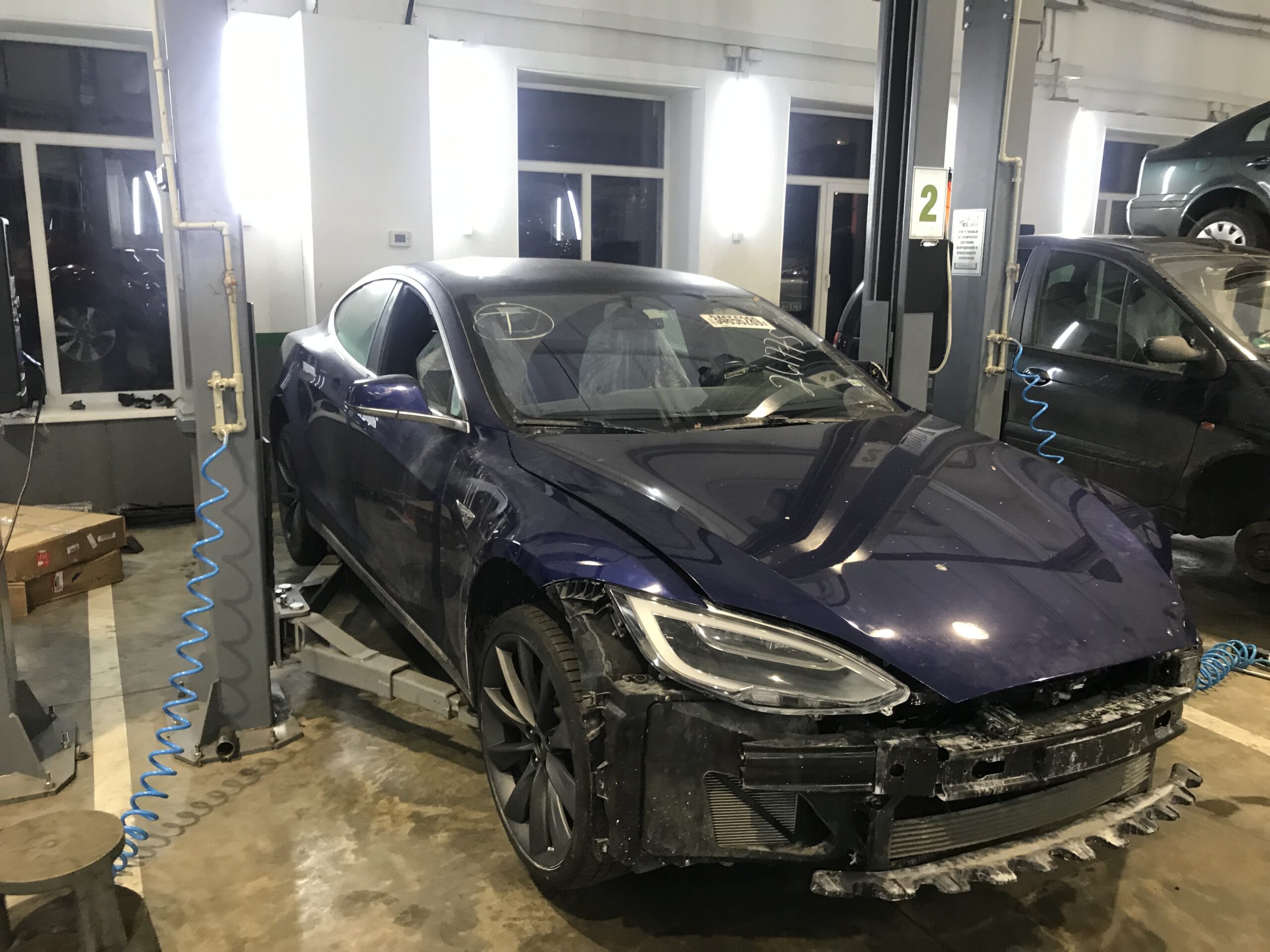 Tesla в ремонтном цехе Elcars во время сервисных работ.