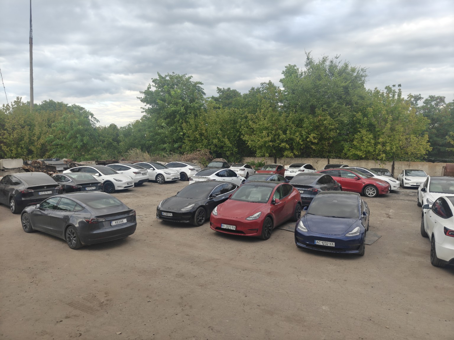 Площадка с автомобилями Tesla на фотографии, опубликованной TeslaGO.