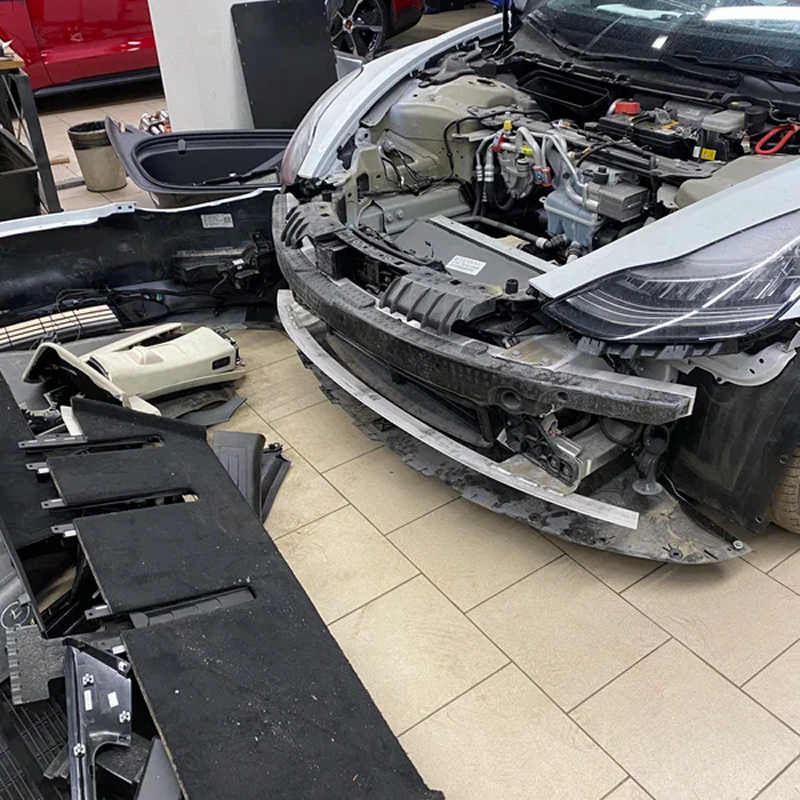 Tesla Model 3 в сервисной зоне EVCar с демонтированным передним бампером.