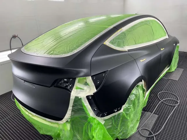 Tesla Model 3 á málningarverkstæði Kópsson.
