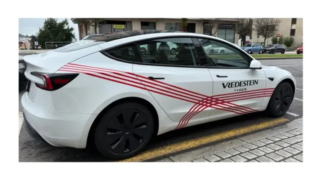 Vehículo Tesla de cortesía mostrado por el taller Rodalco en Vigo.