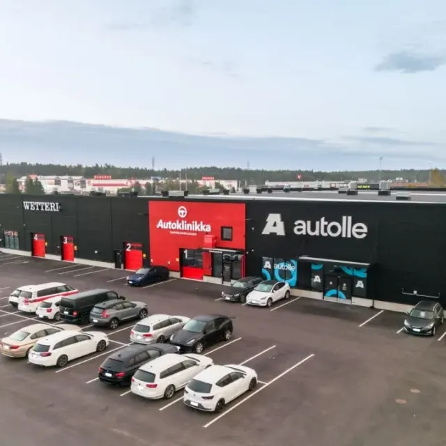 Foto av Autoklinikka Raisios verkstad — karosserireparationer för Tesla.
