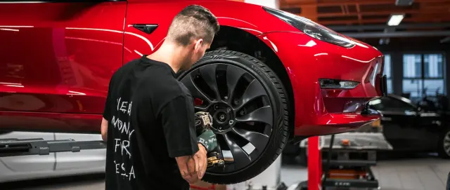 Mechanik pracuje na kole Tesla v dílně TESLADave.