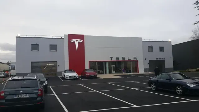 Centre de service Tesla à Chambourcy.