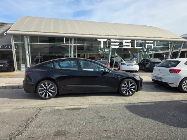 Exterior del Tesla Center Málaga y centro de servicio en Calle Horacio Quiroga 21.