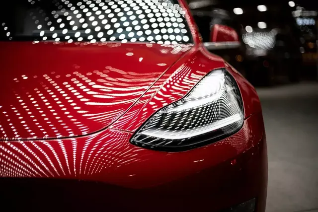 Un Tesla roșu în interiorul TeslaDoc.