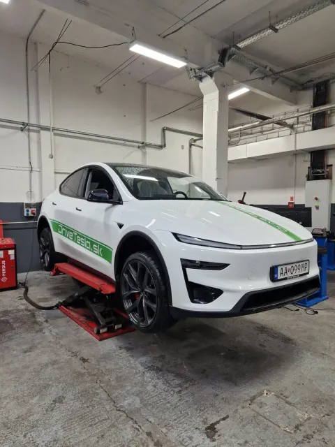 Tesla na zdviháku v dielni Dr. Tesla.