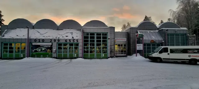 Foto av Nokian Autopajats verkstad — Tesla-service.