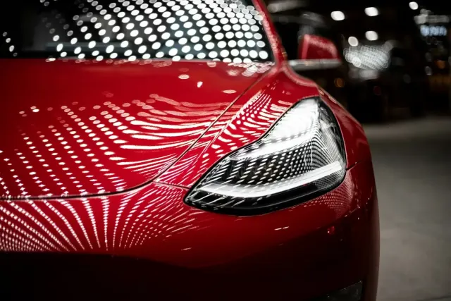 Červená Tesla na fotografii zo stránky Todos Ivanka Tesla.