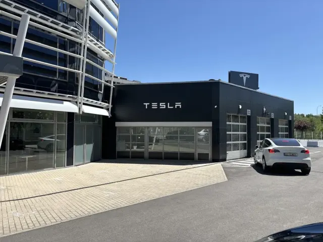 Centro Tesla en la Avenida de la Vega, en Alcobendas.