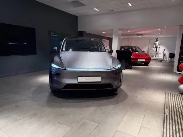 Espace clients du Tesla Center Luxembourg avec des véhicules Tesla. Photo prise en février 2025.