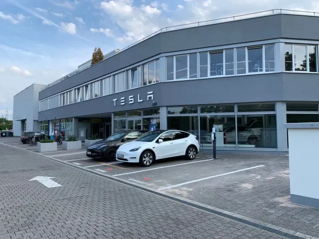 Tesla Service Karlsruhe an der Adresse 23 Heinrich-Wittmann-Straße, Karlsruhe, BW 76131. Standortfoto.