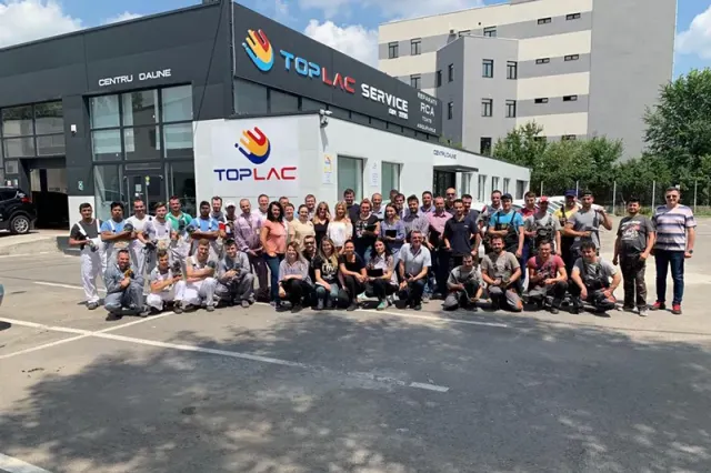 Fațada atelierului Top Lac Service Cotroceni și angajații companiei.