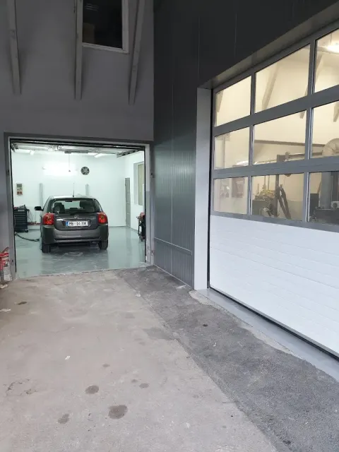 Popravljalna hala karoserijske delavnice Avtohiša Ferk v Jarenini.