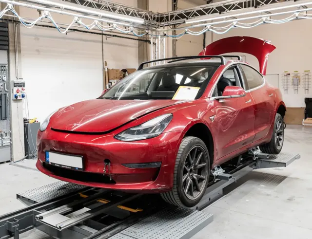 Tesla Model 3 na opravárenském pracovišti AP Corse.