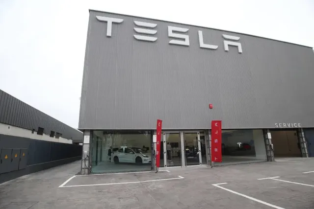 Exterior del centro Tesla de Calle del Motor, en Sevilla; reportaje fotográfico de la apertura del establecimiento de venta y servicio.
