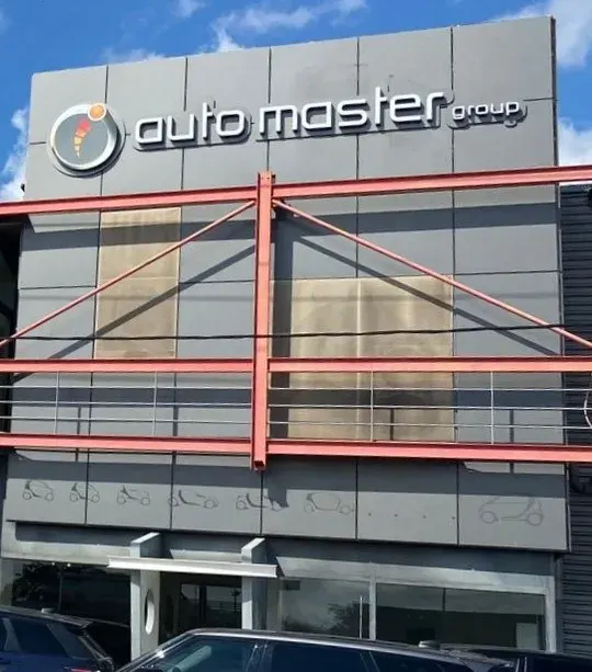 Εξωτερική όψη του καταστήματος Auto Master Group στην Κηφισιά, με την πινακίδα του συνεργείου.