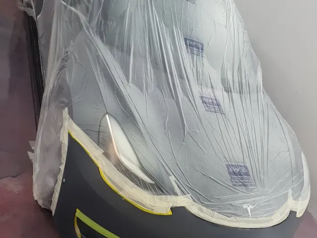 Un Tesla Model 3 en reparación de carrocería en Talleres Gelmírez.