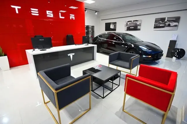 TSY-ի տարածքը Երևանում՝ ներսում Tesla ավտոմեքենայով։