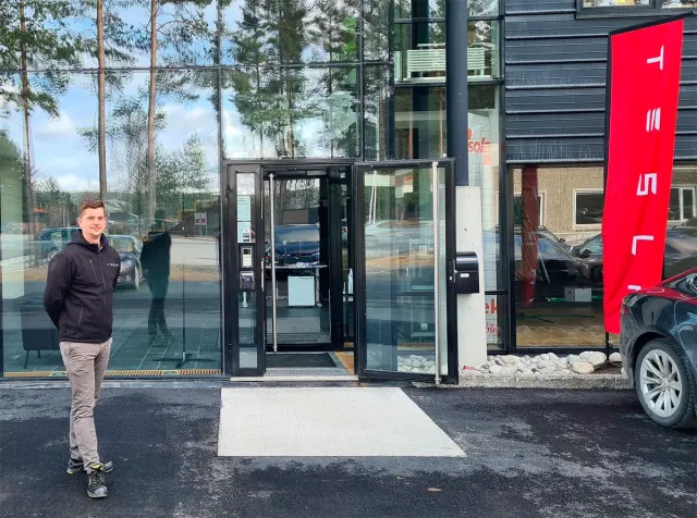 Tesla-servicesenter i Hønefoss.