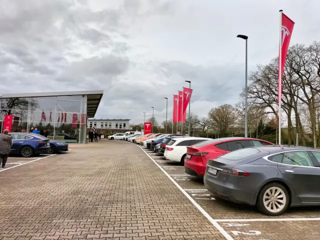 Tesla Center Oldenburg Eversten an der Adresse 157 Edewechter Landstraße, Oldenburg, NDS 26131. Standortfoto.