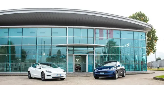 Centro assistenza Tesla a Torino.