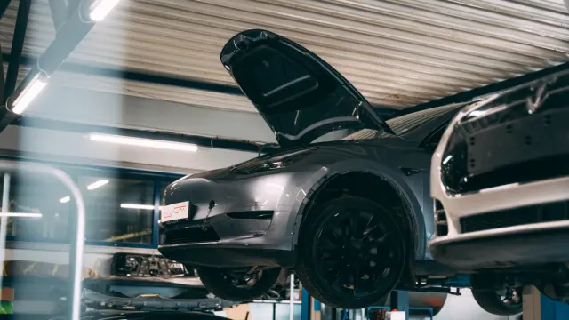 Tesla remonto patalpoje „Milauta“ Vilniuje.
