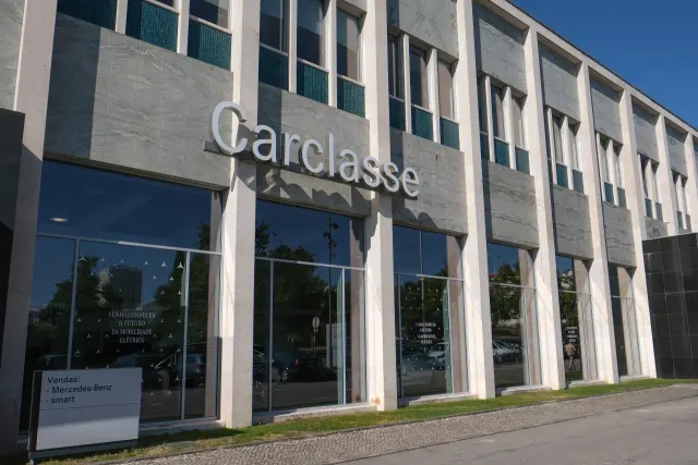 Edifício da Carclasse Lisboa com o letreiro Carclasse.
