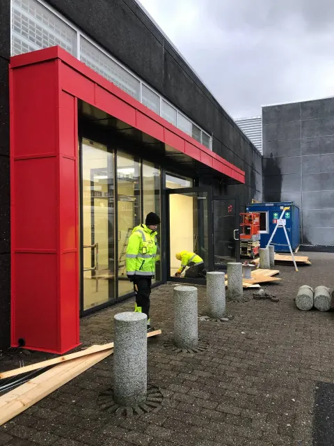 Inngangen til Tesla-servicesenteret i Liamyrane 4 i Bergen mens ferdigstillelsen pågikk.
