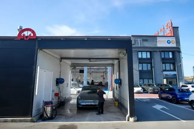 Exterior y zona de reparación de Carrocerías El Valle, en Barakaldo.