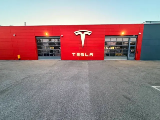 Pročelje Tesla Center Zagreb s Teslinim znakom i vratima servisne zone; fotografija iz rujna 2026.