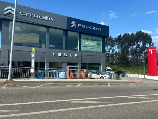 Exterior de la sucursal Tesla en Estrada de Camposancos, Vigo; el letrero ya está instalado y el local se prepara para abrir.