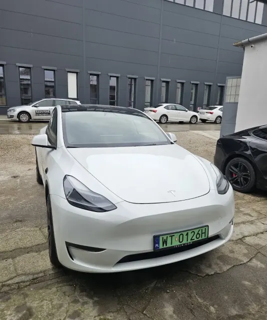 Biela Tesla pred dielňou FIXCAR.SK v Bratislave.