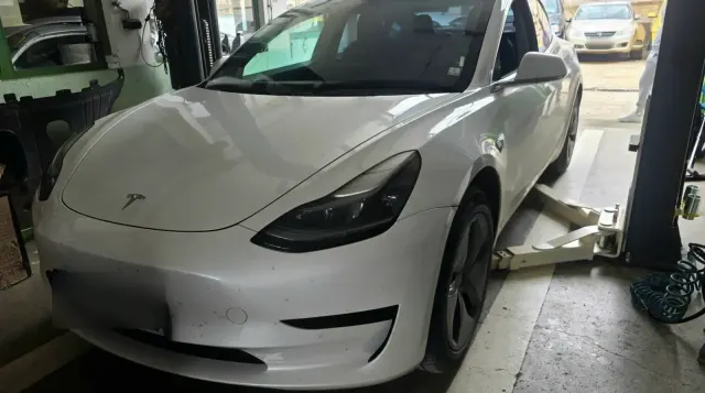Tesla Model 3 в сервиза на VIP Cars във Варна.