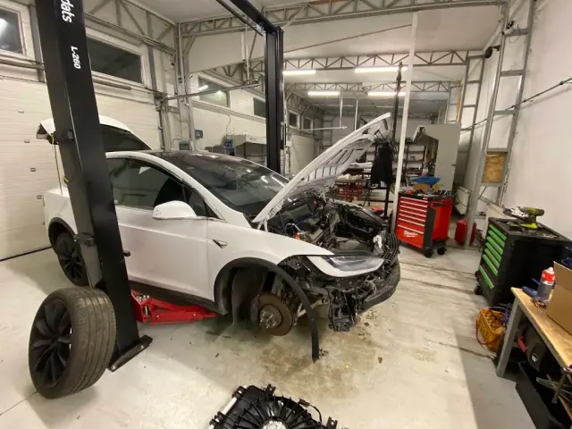 Tesla crossover a HelpTesla gyömrői műhelyének emelőjén.